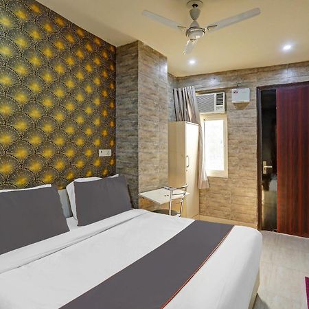 Hotel Collection O Model Town Metro View Neu-Delhi Exterior foto